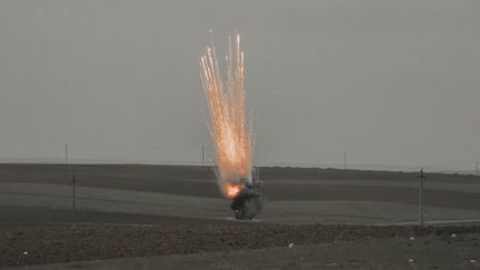 Un&nbsp;projectile rempli&nbsp;de phosphore blanc explose en&nbsp;Azerbaïdjan, le 18 novembre 2020 (photo d'illustration). (MAYA BAGHIROVA / HANS LUCAS / AFP)