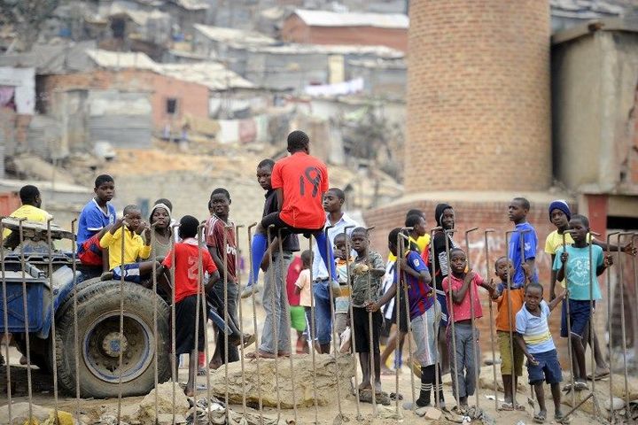 Dans un bidonville, près de Luanda, capitale de l'Angola le 31 août 2012 (STEPHANE DE SAKUTIN / AFP)