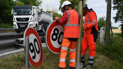 Près de la moitié des départements français ont abandonné la limitation à 80 km/h pour revenir aux 90 km/h. Viktor Frédéric présente les conséquences de cette décision sur le plateau du 19/20, lundi 1er&nbsp;août.&nbsp; (PASCAL PAVANI / AFP)