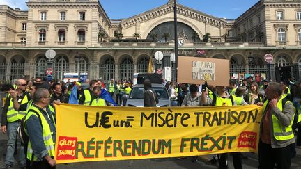 A Paris, les "gilets jaunes" se sont notamment rassemblés dans le quartier de la gare de l'Est samedi 30 mars, lors d'une nouvelle journée de mobilisation. (MANON DERDEVET / RADIO FRANCE)