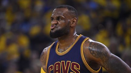 La vedette des Cleveland Cavaliers, LeBron James, lors de la finale perdue par son équipe contre Golden State, le 4 juin 2015, à Oakland (Californie). (USA TODAY SPORTS / REUTERS)