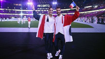 Elodie Clouvel et Valentin Belaud, ici à Tokyo lors de la cérémonie de cloture des Jeux olympiques le 8 août, proposent des solutions pour remplacer l'équitation au programme du pentathlon moderne.&nbsp; (HERVIO JEAN-MARIE / KMSP)