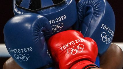 L'Equatorienne Maria Jose Palacios Espinoza encaisse une belle droite de la Thaïlandaise&nbsp;Sudaporn Seesondee lors du tour préliminaire du tournoi olympique de boxe des légères, le 27 juillet 2021. (LUIS ROBAYO / AFP)