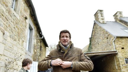 Yannick Jadot, le candidat EELV à l'élection présidentielle, en visite dans une ferme bio, le 10 février 2017, à Evran,&nbsp;en Bretagne. (LOIC VENANCE / AFP)