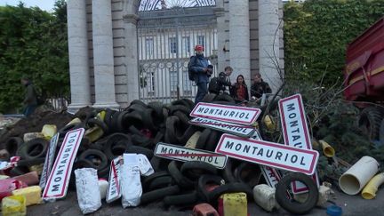 La mobilisation des agriculteurs passe à la vitesse supérieure. Après la FNSEA hier, c’est ce mardi 19 novembre la Coordination Rurale qui appelait à des actions fortes. Les agriculteurs n’ont pas hésité à bloquer les poids lourds en provenance d’Espagne sur l’A9, notamment.