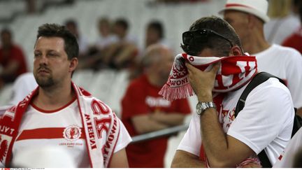 Grâce à ce Polonais très déçu, on sait enfin à quoi servent vraiment les écharpes de supporters. (THANASSIS STAVRAKIS / AP / SIPA)