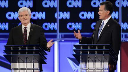 Les deux principaux candidats &agrave; l'investiture r&eacute;publicaine pour la pr&eacute;sidentielle de 2012, Newt Gingrich (&agrave; gauche) et Mitt Romney (&agrave; droite), le 26 janvier 2012 &agrave; Jacksonville (Floride). (MATT ROURKE / AP / SIPA)