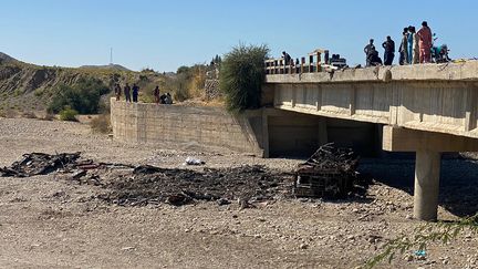 Au moins 41 personnes sont mortes dans l'accident d'un bus qui a explosé après être tombé d'un pont, au nord de la ville de Bela (Pakistan), le 29 janvier 2023. (ISMAIL SASOLI / AFP)