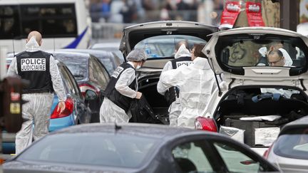 Les experts de la police scientifique arrivent au Bataclan, à Paris, le 14 novembre 2015. (CHARLES PLATIAU / REUTERS)