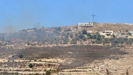 La colline qui ceinture le village chrétien de Rmeich est constamment bombardée, octobre 2024. (SEBASTIEN SABIRON / RADIO FRANCE)