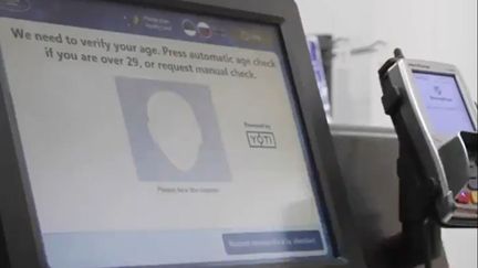 L'entreprise Yoti a entraîné une intelligence artificielle sur des millions de visages, et dit être capable de déterminer l'âge du client avec une précision de 1,6 an. (Capture d'écran Yoti)