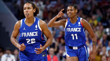 Les Françaises Valériane Ayayi et Marième Badiane lors du premier match de poules des Bleues dans le tournoi olympique, le 29 juillet 2024, au stade Pierre-Mauroy de Villeneuve-d'Ascq. (SAMEER AL-DOUMY / AFP)