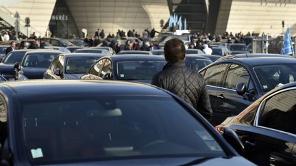 Une manifestation de VTC Porte Maillot à Paris, le 15 décembre 2016. (ALAIN JOCARD / AFP)