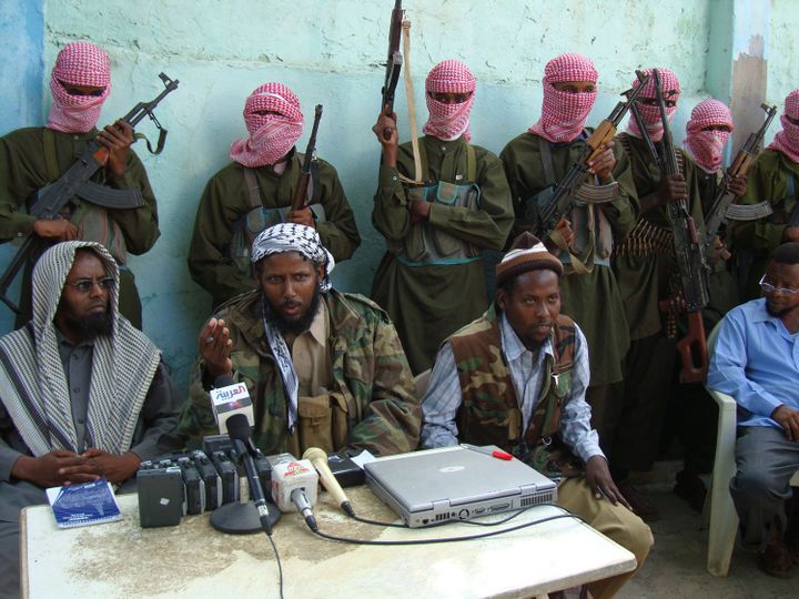 Mukhtar Robow, à l'époque où il était encore porte-parole des Shebabs, en conférence de presse le 27 octobre 2008, à Mogadiscio. (MUSTAFA ABDI/AFP)