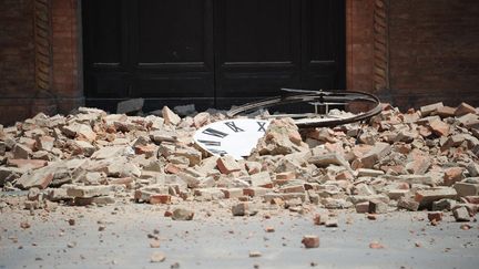 L'horloge de la cath&eacute;drale de Mirandola (Italie), d&eacute;truite par le s&eacute;isme qui a frapp&eacute; la ville, le 29 mai 2012. (OLIVIER MORIN / AFP)