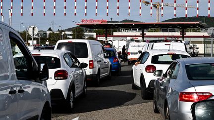 Les Français coincés dans d'interminables files d'attente pour faire le plein, le 10 octobre 2022. Les appels se multiplient pour mettre un terme à la grève qui paralyse les raffineries d TotalEnergies et ExxonMobil. (JEFF PACHOUD / AFP)