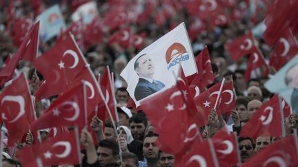 Des partisans de l'AKP arborent un portrait du président Erdogan lors d'un meeting électoral avant les législatives du 7 juin 2015. (Istanbul le 30 mai) (OZAN KOSE / AFP)