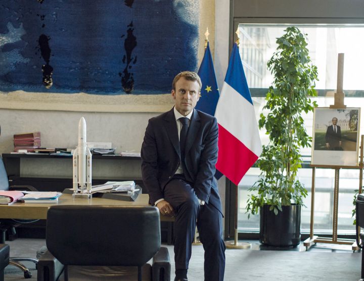 Emmanuel Macron dans son bureau au minstère de l'Economie, le 12 septembre 2014 (FRED DUFOUR / AFP)