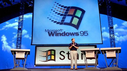 Bill Gates, le patron de Microsoft, présente Windows 95 lors d'un show à Redmond (USA), le 24 août 1995. (DB / DPA)