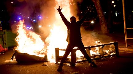 Deuxième nuit de manifestations à Barcelone (Espagne), le 17 février 2021, contre la censure et l'incarcération du rappeur Pablo Hasèl accusé d'insulte à la monarchie et aux forces de l'ordre.&nbsp; (ALBERT LLOP / NURPHOTO / AFP)