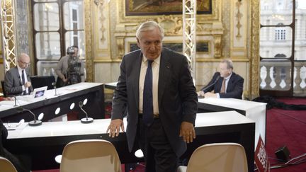 Jean-Pierre Raffarin quitte un plateau de t&eacute;l&eacute;vision &agrave; Paris sur les s&eacute;natoriales le 28 septembre 2014 (STEPHANE DE SAKUTIN / AFP)