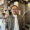 Lee Cheng à Paris dans son restaurant Trois fois plus de piment à Paris (FRANCEINFO / THOMAS SELLIN)