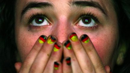 Le d&eacute;sarroi d'une supportrice allemande lors de la demi finale de l'Euro opposant l'Allemagne &agrave; l'Italie &agrave; Varsovie (Pologne), le 28 juin 2012. (KACPER PEMPEL / REUTERS)