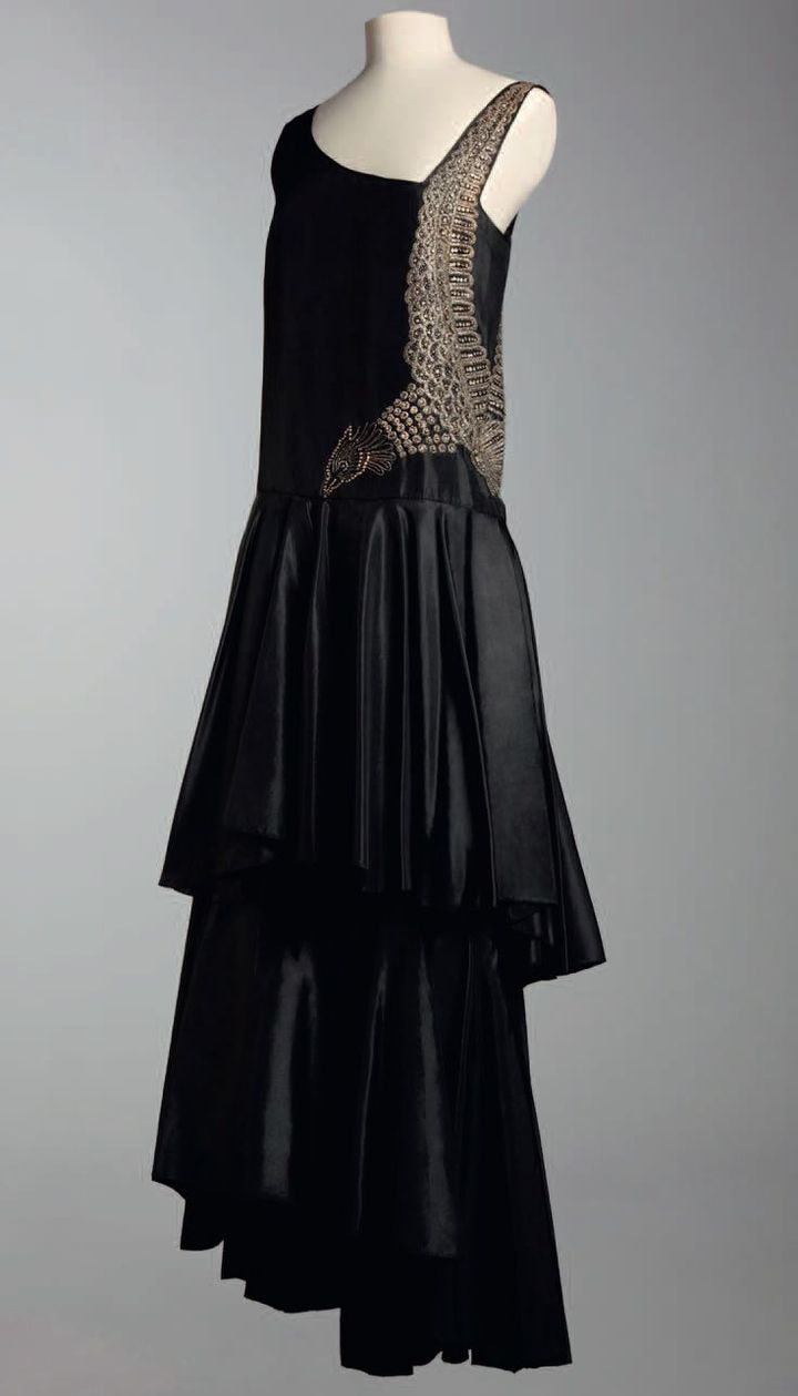 JEANNE LANVIN Robe du soir « Bel oiseau », automne-hiver 1928-1929. Taffetas de soie, broderies de cristaux, perles et fils métalliques argentés. Galliera, GAL1960.24.49, don de Monsieur Serge-Alain Collet.
 (ier Saillant.)