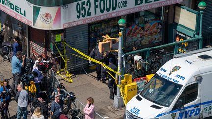 Des policiers devant la station "36th Street" de New York (Etats-Unis), le 12 avril 2022. (DAVID DEE DELGADO / GETTY IMAGES NORTH AMERICA)