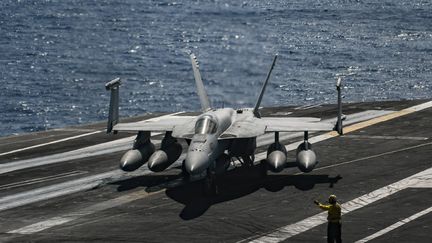 Un&nbsp;F/A-18 Hornet se pose sur le "USS Harry S.Truman" en Méditerranée, le 8 mai 2018. (ARIS MESSINIS / AFP)