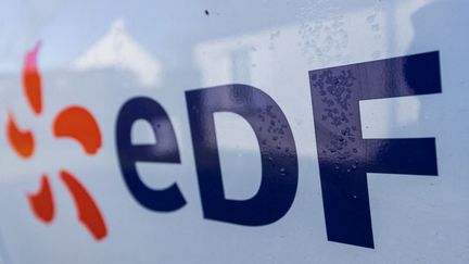 Le logo du groupe EDF affiché à Flamanville (Manche), le 18 janvier 2022. (SAMEER AL-DOUMY / AFP)