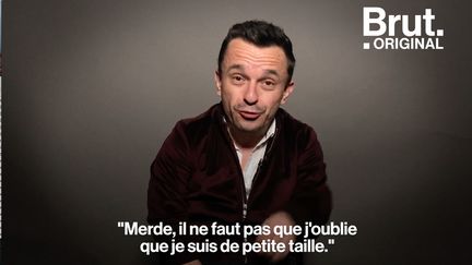 Sur scène, Krystoff Fluder aborde avec humour les difficultés inhérentes à sa petite taille. (BRUT)