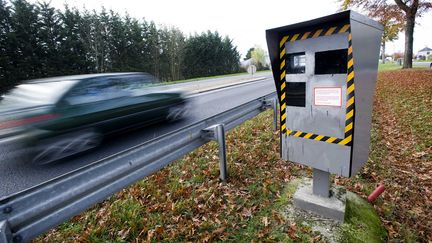 Un radar fixe pr&egrave;s de Nantes (Loire Atlantique), 6 novembre 2010.&nbsp; (JS EVRARD / SIPA)