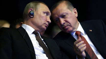 Le président russe Vladimir Poutine (à gauche) et le président turc&nbsp;Recep Tayyip Erdoğan (à droite), le 10 octobre 2016. (KAYHAN OZER / TURKISH PRESIDENTIAL PRESS OFFIC)