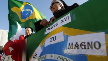 Les fid&egrave;les brandissaient des drapeaux de tous les pays et des banderoles disant "merci" dans toutes les langues. (ALESSANDRO BIANCHI / REUTERS)