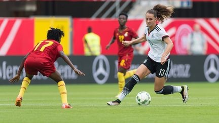 Un joueuse de l'équipe allemande de football fait face à une adversaire de l'équipe du Ghana durant un match, le 22 juillet 2016 en Allemagne. (GUIDO KIRCHNER / DPA)