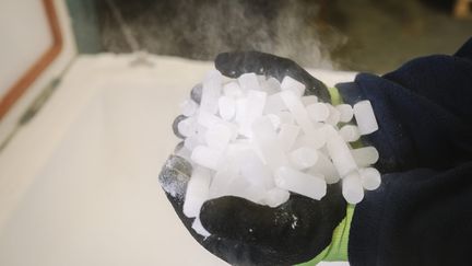 Des "sticks" de glace carbonique produits par la société Carbonord, qui permettent le transport à -70°C de doses de vaccin. (ARNAUD DUMONTIER / MAXPPP)