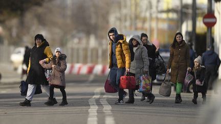 Des citoyens ukrainiens arrivent en Roumanie au poste frontière de Siret, à Suceava, le vendredi 25 février 2022. Photo d'illustration. (ALEX NICODIM / NURPHOTO / AFP)