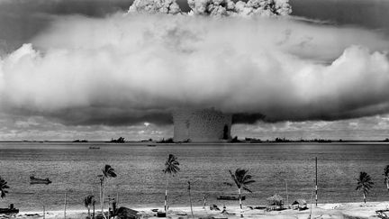 Photo d'une des deux explosions de «l'Opération Crossroads», les deux premiers tests de bombes atomiques réalisés sur l'atoll de Bikini, dans les Îles Marshalls. (Domaine Public)