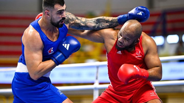 11 mars 2024 à Milan en Italie. Djamili Aboudou (à droite) face au canadien Alexis Barrière, durant les qualifications des poids lourds de plus de 92kg, pour les JO de Paris 2024. (BEN MCSHANE / SPORTSFILE VIA GETTY IMAGES)