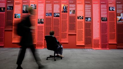 L'installation de l'artiste féministe Andrea Bowers à la foire internationale Art Basel de juin 2019. (FABRICE COFFRINI / AFP)