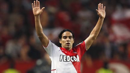 L'avant-centre mon&eacute;gasque Radamel Falcao c&eacute;l&egrave;bre son but contre Lyon, dimanche 27 octobre 2013 au stade Louis II (Monaco). (VALERY HACHE / AFP)