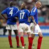 (de gauche à droite) Les joueurs tricolores Patrick Vieira, Emmanuel Petit et Franck Lebœuf lors de la défaite de la France face à la Belgique en match amical, le 18 mai 2002, au Stade de France de Saint-Denis (Seine-Saint-Denis). (FRANCK FIFE / AFP)