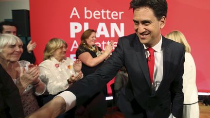 Ed Miliband serre la main de ses partisans, &agrave; Glasgow, le 1er mai 2015.&nbsp; (PAUL HACKETT / REUTERS)