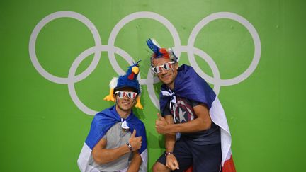 Des supporters français posent devant les anneaux olympiques à Rio, le 11 août 2016. (ED JONES / AFP)