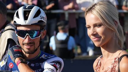 Julian Alaphilippe et Marion Rousse lors de la Bretagne Classic à Plouay (Morbihan) le 3 septembre 2023. (LAURENT LAIRYS / AFP)