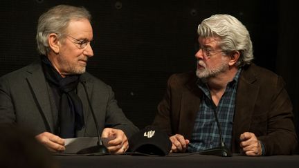 Les r&eacute;alisateurs Steven Spielberg et George Lucas le 5 f&eacute;vrier 2013 &agrave; Los Angeles, en Californie (Etats-Unis). (VALERIE MACON / GETTY IMAGES NORTH AMERICA / AFP)