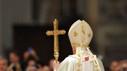 Le pape Beno&icirc;t XVI lors d'une messe &agrave; l'occasion du 200e anniversaire de l'ind&eacute;pendance de l'Am&eacute;rique latine, &agrave; la basilique Saint-Pierre du Vatican, le 12 d&eacute;cembre 2011. (ANDREAS SOLARO / AFP)