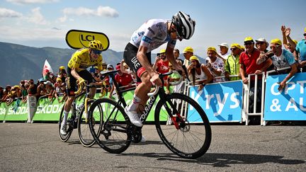 Après trois semaines d'une lutte intense entre Jonas Vingegaard et Tadej Pogacar, le Danois a triomphé pour la première fois de sa carrière. Intraitable en montagne et dans les contre-la-montre, il n'a jamais tremblé et a porté le coup fatal dès les Alpes au col du Granon. La Jumbo-Visma de Vingegaard a également tenu le haut du pavé avec Wout van Aert, maillot vert, vainqueur de trois étapes et super combatif du Tour.