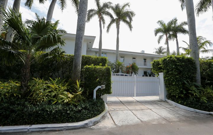 L'entrée de la résidence de Palm Beach (Floride) appartenant à Jeffrey Epstein, le 14 mars 2019. (JOE SKIPPER / REUTERS)